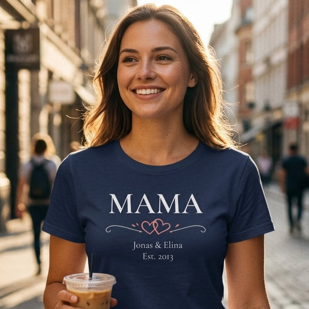 Personalisiertes Mama Shirt mit Herzen und Namen